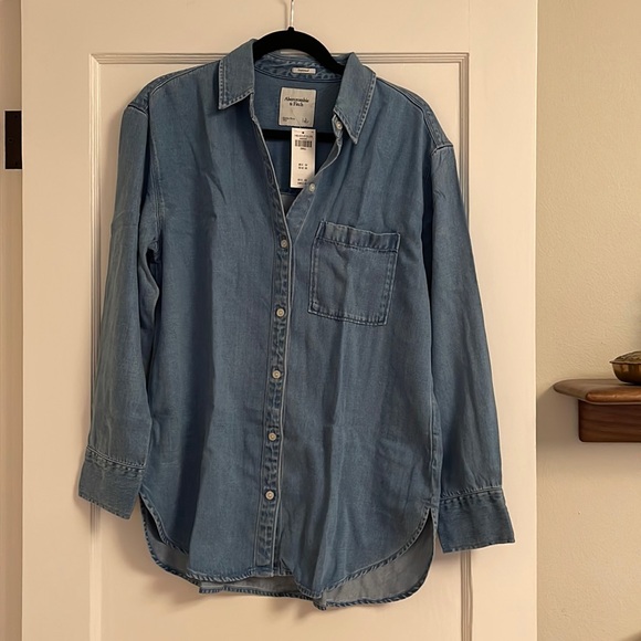 NWT Abercrombie & Fitch oversized jean button down shirt - Picture 1 of 4
